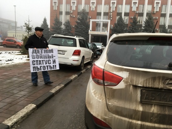 Из-за перепалок с пикетчиками возле областной думы образовалась пробка