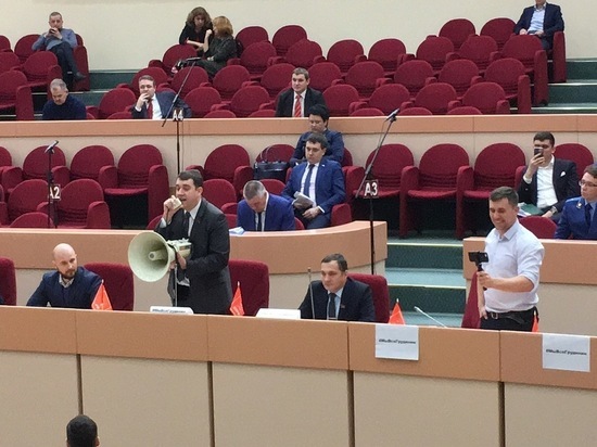 Депутат Саратовской областной думы во время заседания кинул бумажкой в оппонента