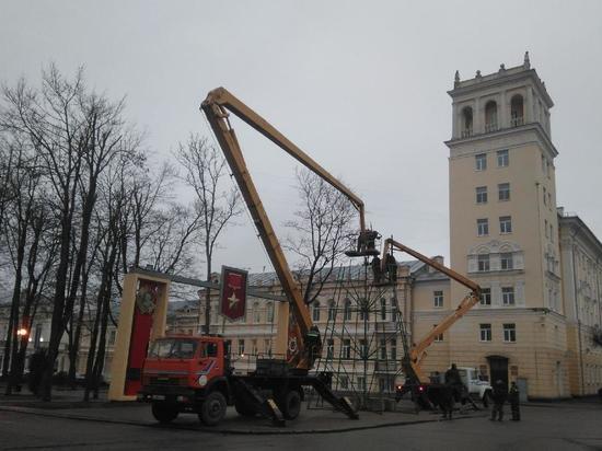 На главной площади Смоленска устанавливают новогоднюю елку