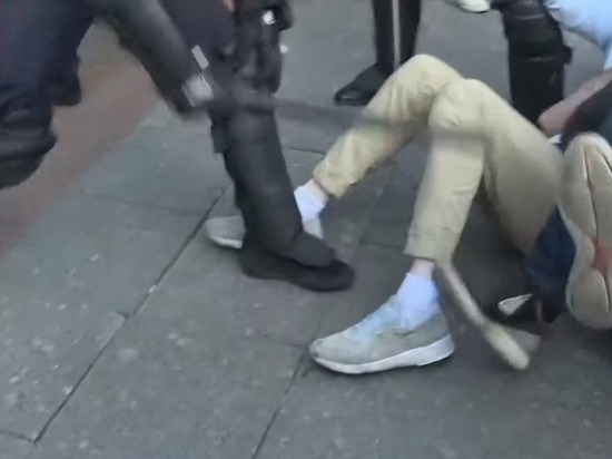 В Петербурге полицейские пытали подростка резиновой палкой: "Сейчас отпетушим"