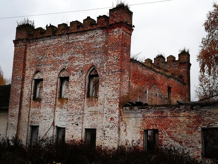 Здесь начинался старинный графский. Слобода Ламская старый. Графский дом г Неман. Ламская Слобода старый Оскол история. Дом 19 века старый Оскол на Ламской.