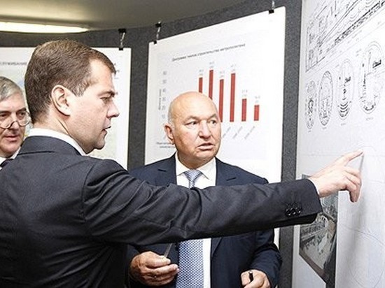 Пресс-служба премьера вспомнила о непростых отношениях Медведева и Лужкова