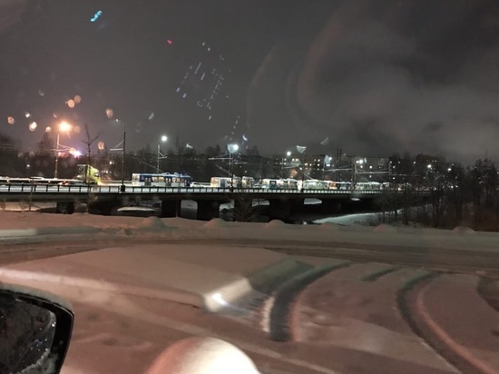 Из-за большой аварии и снегопада Петрозаводск «встал» в пробке