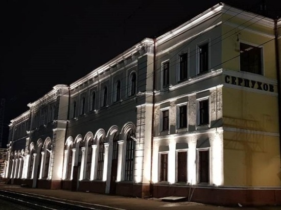 Фасад одного из самых красивых зданий Серпухова украсила архитектурно-художественная подсветка