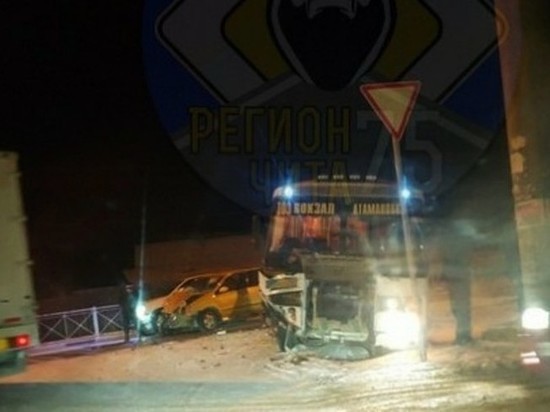 Автобус «Чита-Атамановка» столкнулся с автомобилем - очевидцы