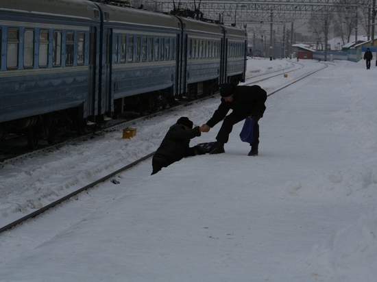 В Кузбассе оштрафовали пешеходов, которые пробежали перед движущимся поездом