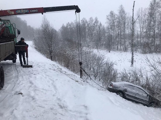 Две машины вылетели со скользкой дороги в Новокузнецком районе