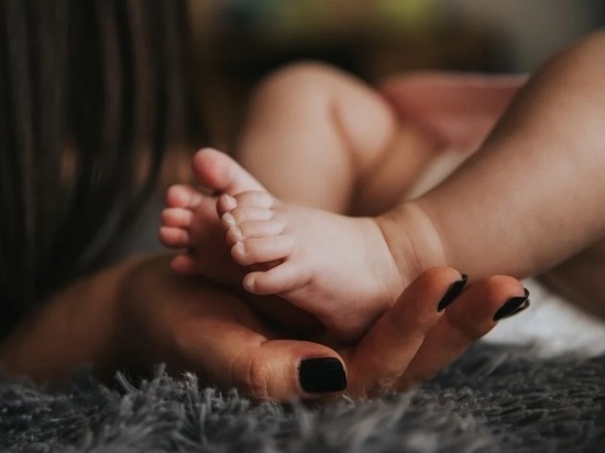 Женщина нашла новорожденную девочку на задворках рынка в Ессентуках
