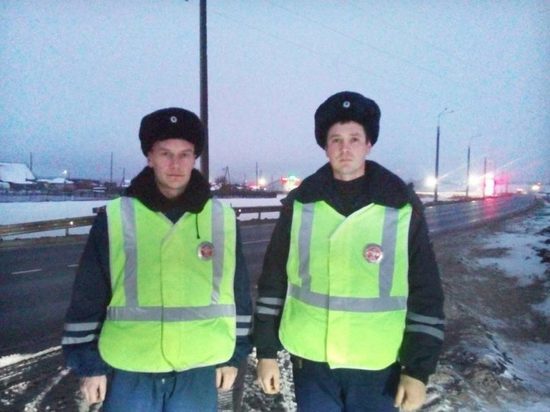 Кировские инспекторы ДПС помогли семье, попавшей в аварию на трассе