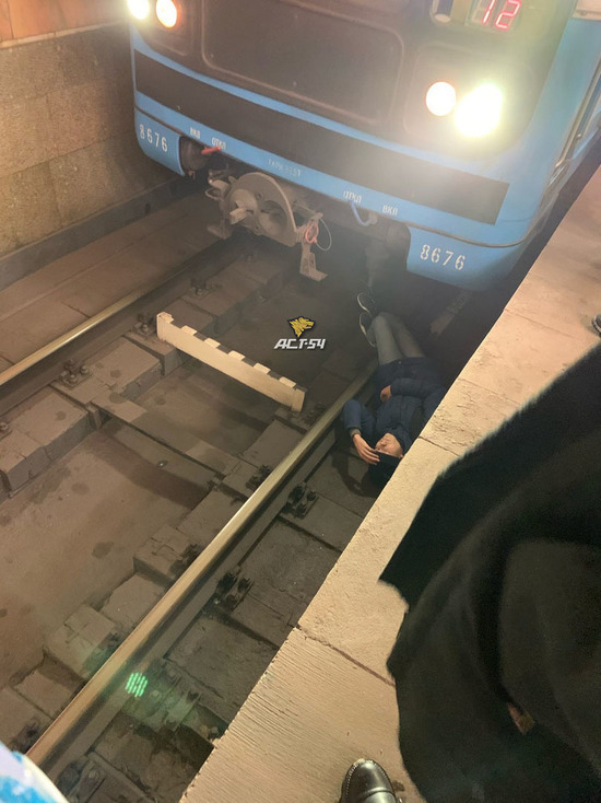 ЧП в новосибирском метро: пассажир упал на рельсы перед поездом