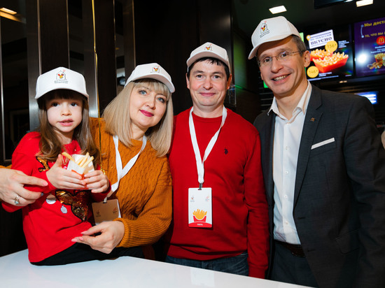 «Макдоналдс» появился на российском рынке почти три десятилетия назад — и по праву стал одним из любимых мест для семейных обедов и встреч молодежи