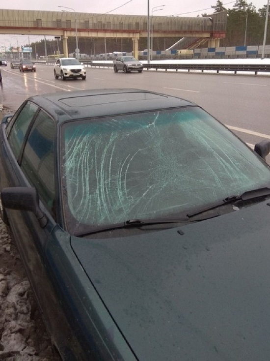 Воронежскому автомобилисту компенсировали ущерб после падения на его машину глыбы льда