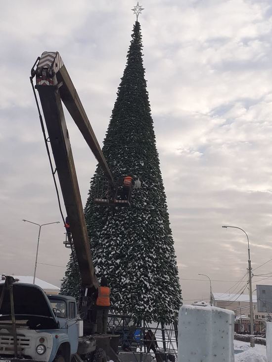 В Кызыле начали украшать главную новогоднюю елку