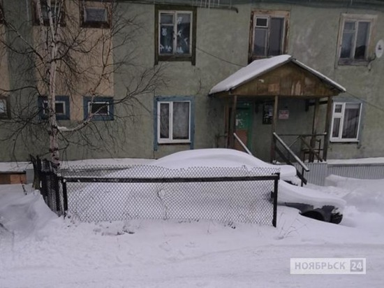 В Ноябрьске рухнувший с крыши снег завалил автомобиль