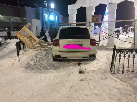 Porsche Cayenne протаранил ледовый городок в Тарко-Сале