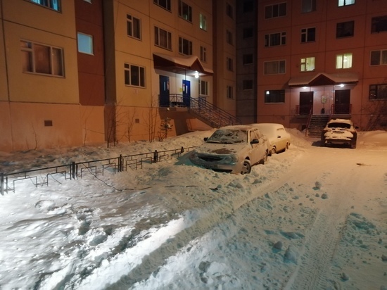 Жители Салехарда жалуются на падающий с крыши снег
