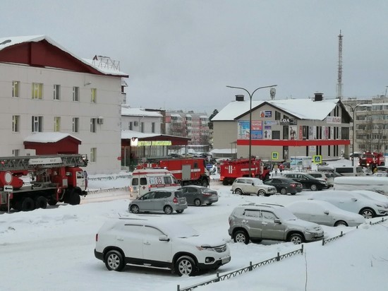 В Ноябрьске из детской поликлиники эвакуировали почти 200 человек