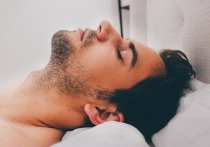 Исследование показало, что любители поспать подольше чаще переносят инсульты