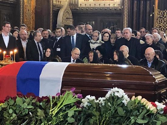 Президент приехал на траурную церемонию в храм Христа Спасителя