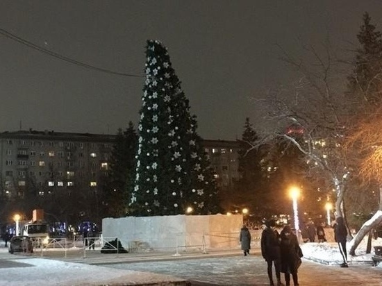 Главная елка Новосибирска приуныла, но ее уже взбодрили