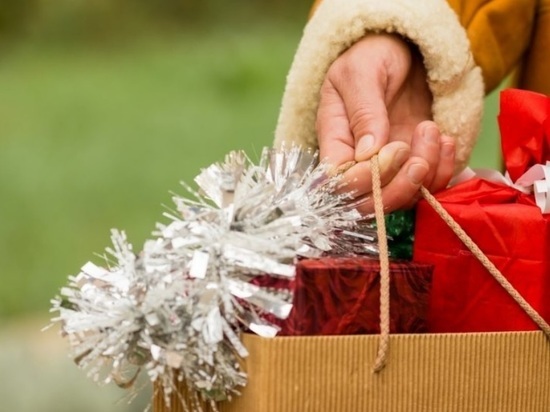 Эксперты: всего 14% россиян покупают подарки за наличные