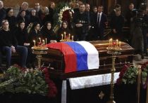 На похоронах Юрия Лужкова на Новодевичьем кладбище вдова бывшего мэра Москвы Елена Батурина забрала российский триколор, который лежал на закрытом гробе