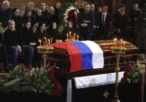Похороны Юрия Лужкова в закрытом гробу вызвали вопросы у многих пришедших на прощание с бывшим мэром Москвы в храм Христа Спасителя
