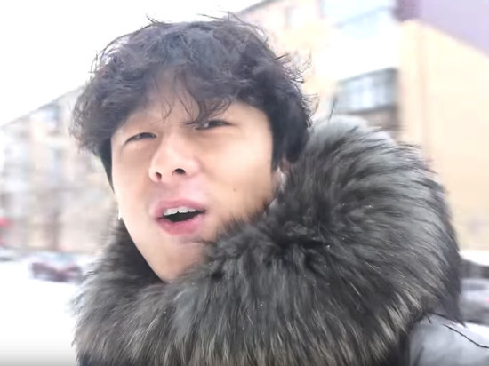 «В Сибири очень холодно»: звезда корейской поп-сцены прогулялся по Красноярску и спел в музее