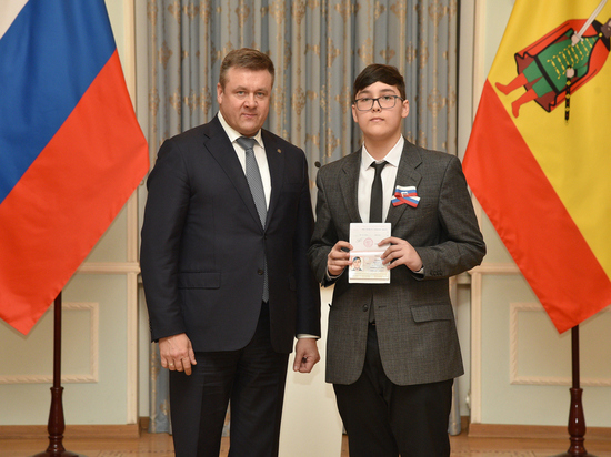 В День Конституции Николай Любимов вручил паспорта 46 юным рязанцам