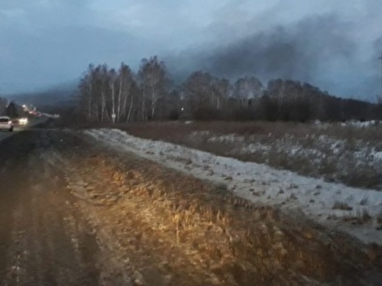 Поселок Долгодеревенское накрыло смогом от жженых покрышек