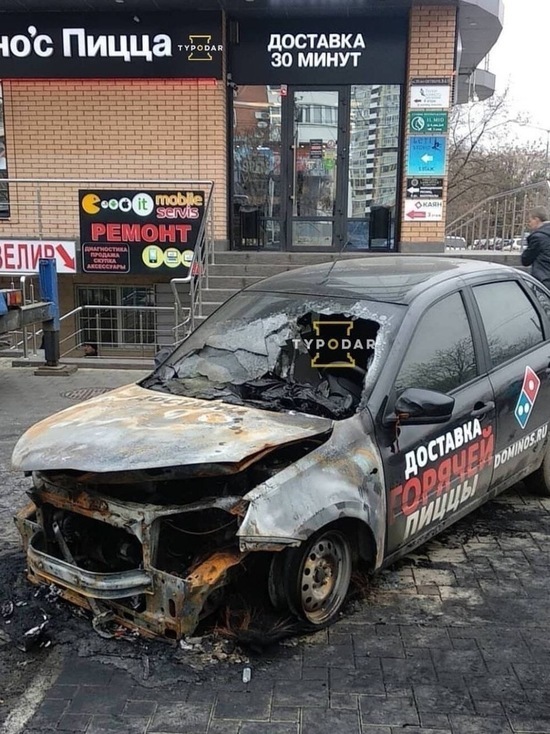 В Юбилейном микрорайоне Краснодара сожгли машину доставки пиццы