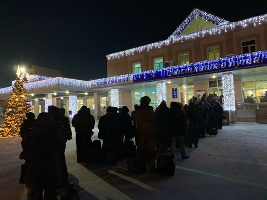 Пассажиры не поместились в аэропорт Нового Уренгоя