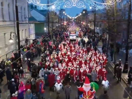 На парад в Рыбинске вышло 2000 Дедов Морозов