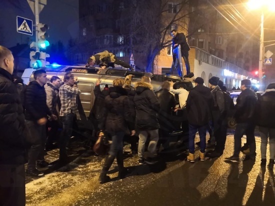 Несколько человек пострадало в перевернувшейся ГАЗели в центре Калуги