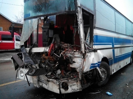 На трассе Ярославль-Иваново автобус столкнулся с грузовиком