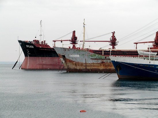 Контрабандный алкоголь из Кореи нашли на судне в порту Ванино