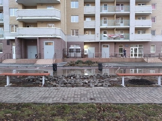 Во дворе ростовского общежития прорвало трубу