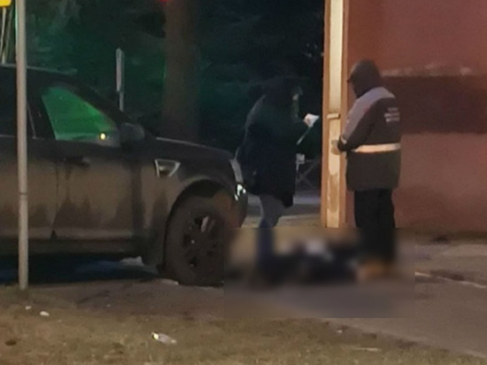 В центре Ярославля нашли труп и «Лендровер» на тротуаре