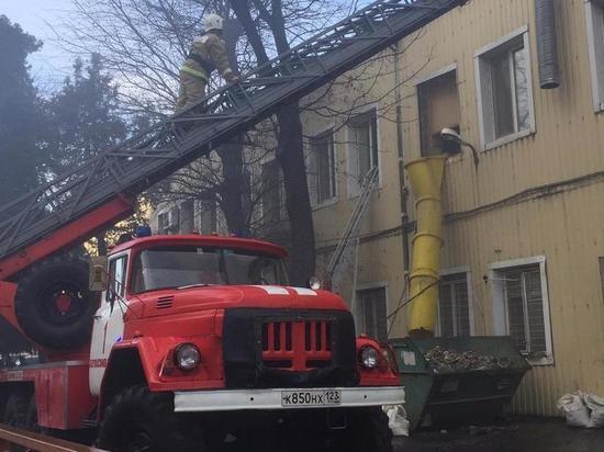 В Краснодаре загорелась крыша хлебзавода