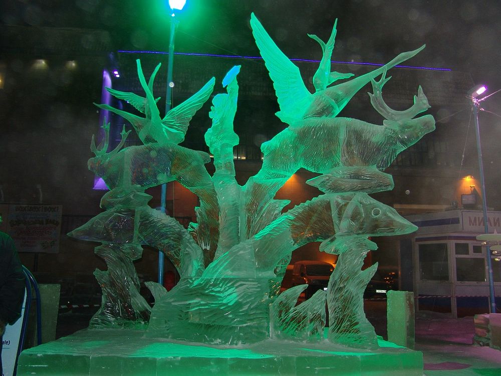 Скульптор из Ямала создает удивительные фигуры изо льда: фоторепортаж