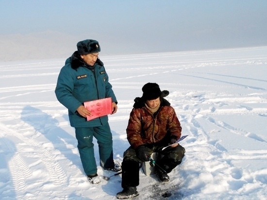 Рыбаки Тувы рискуют на льду Саяно-Шушенского водохранилища