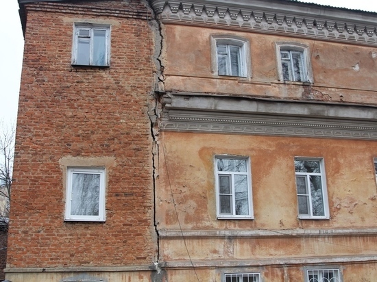 Разваливающийся старинный жилой дом на Союзной обставят "маячками"