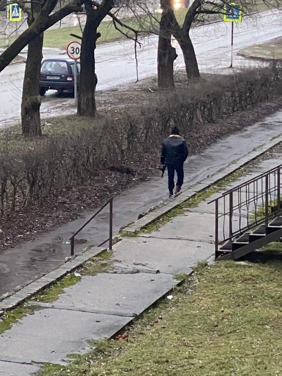 Жителей Тверской области напугал мужчина с автоматом