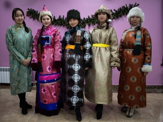 В столице Тувы женщин учат кроить древние национальные наряды