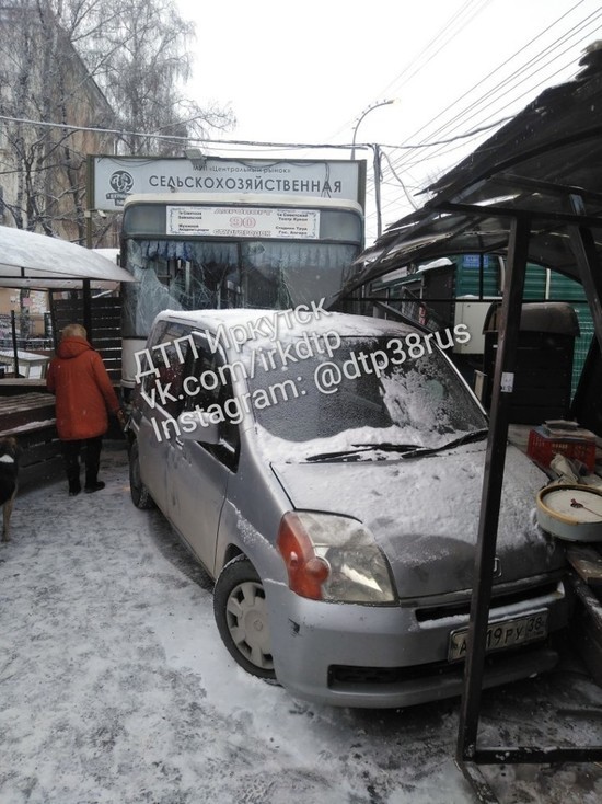 Автобус въехал в рынок на «Посёлке Энергетиков»