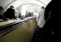 Сотрудники полиции приступили к проверке в связи с падением мужчины под поезд на станции метро «Коломенская», расположенной на зелёной ветке московского метрополитена