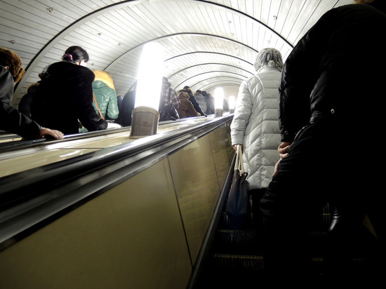 Один человек погиб, оказавшись под поездом на станции метро "Коломенская"
