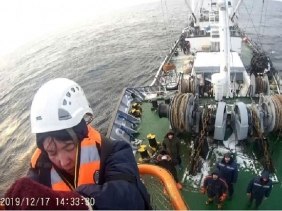  Спасатели Колымы вертолётом эвакуировали с корабля больную женщину