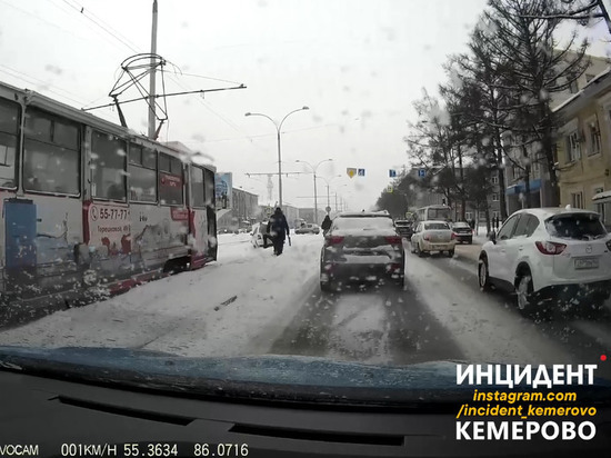 Легковушка в центре Кемерова вылетела на трамвайные пути