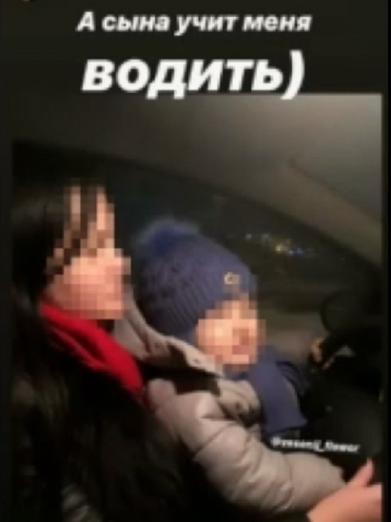«Сына учит меня водить»: инстаграмщицу оштрафовали за езду с ребенком на коленях